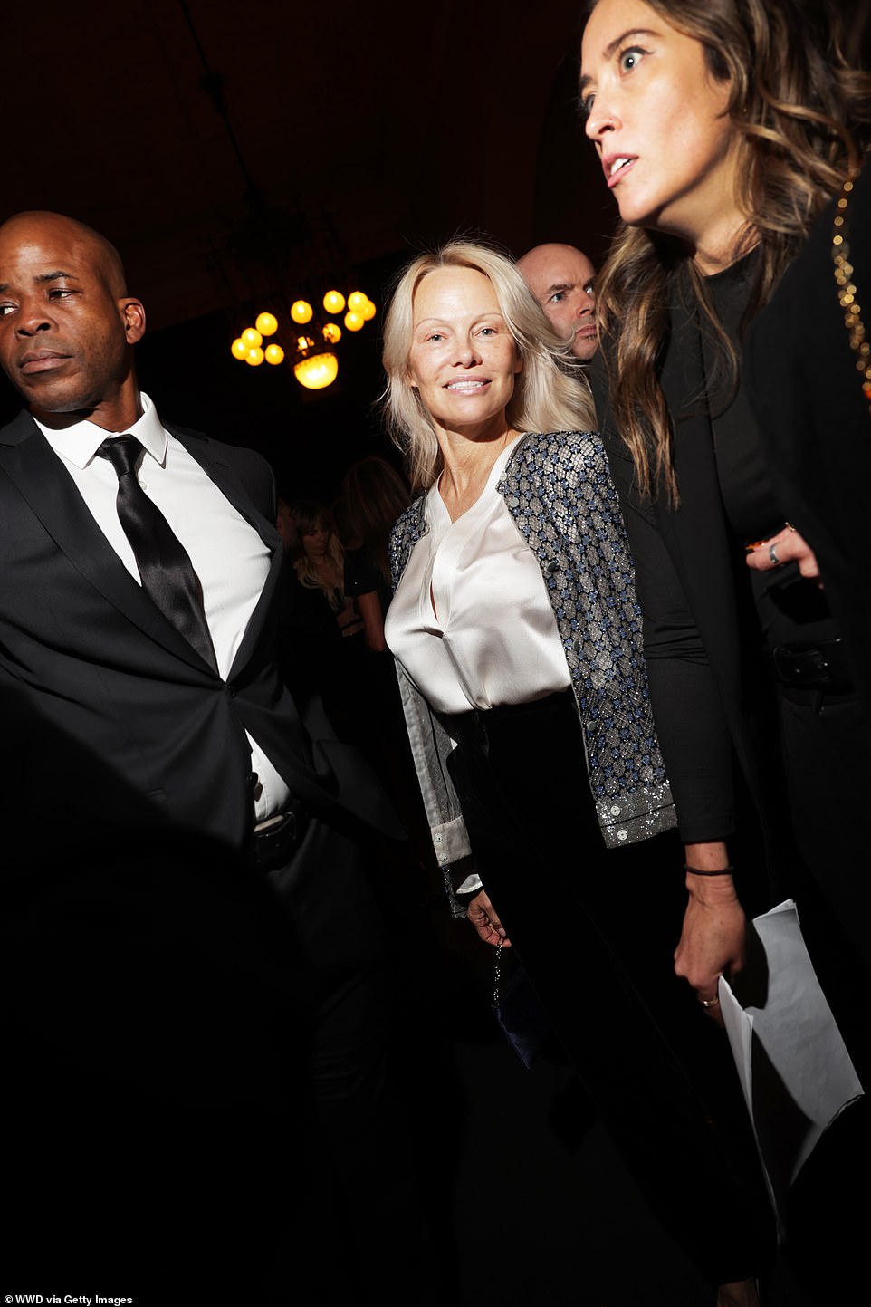 وشوهد أندرسون وهو يختلط مع ضيوف مشهورين آخرين قبل العرض التقديمي في مدينة نيويورك