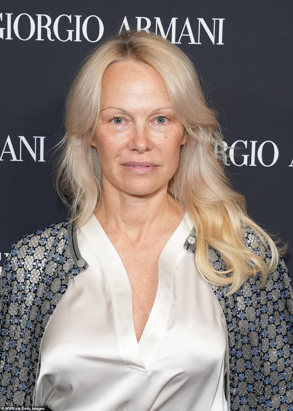 كان شعرها الأشقر المميز يتدلى على ظهرها وصدرها في أمواج فضفاضة