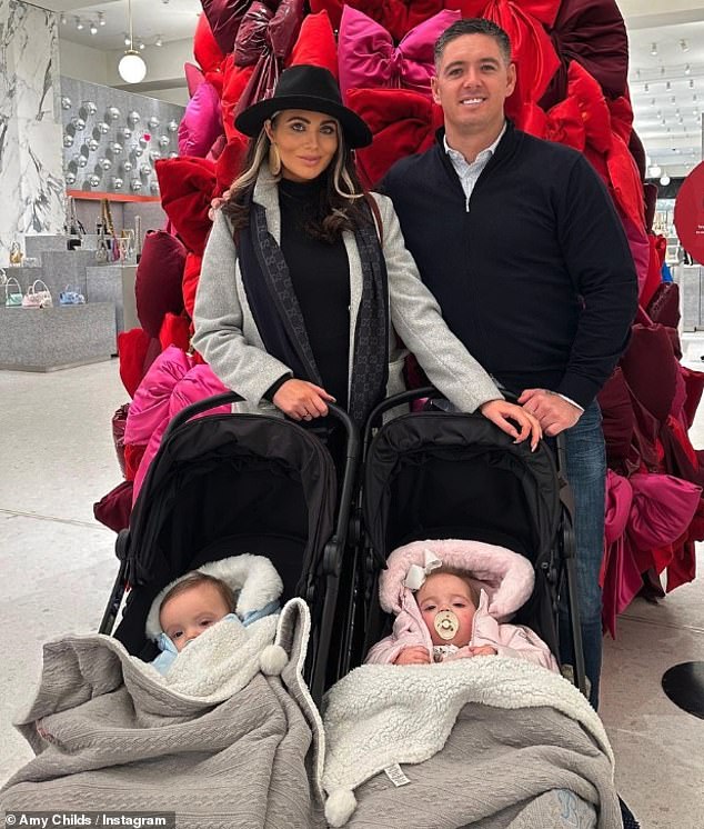 تشارك إيمي التوأم ميلي وبيلي مع خطيبها بيلي ديلبوسك، 41 عامًا (في الصورة)