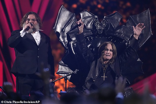 عند تقديم Ozzy أمام جمهور مرصع بالنجوم مساء السبت، اعترف بلاك بالاستماع إلى موسيقاه عندما كان طفلاً أثر على اتجاهه الموسيقي مع Tenacious D.