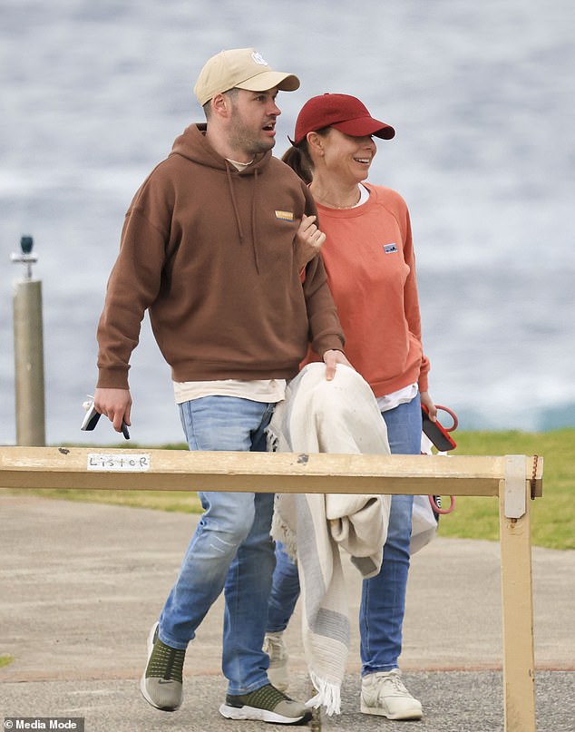 قطع نجم الراديو، البالغ من العمر 46 عامًا، علاقته مع المستشار المالي 