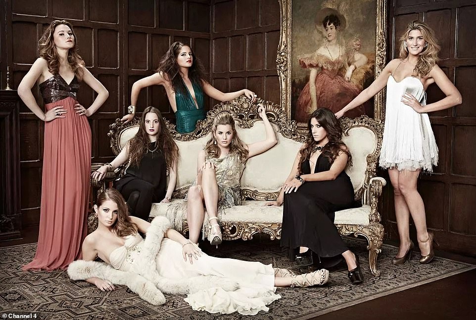 كان بينكي واحدًا من طاقم Made In Chelsea الأصلي في عام 2011 (LR) أمبر أثرتون، وميلي ماكينتوش، وبينكي، وروزي فورتيسكو، وكاجي دنلوب، وغابرييلا إليس، وتشيسكا هال.