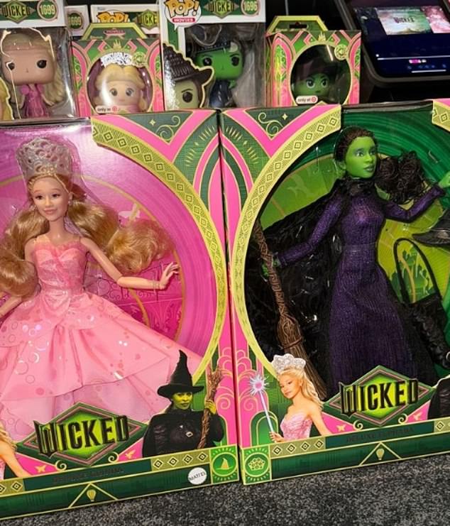 وفي مقطع فيديو آخر في غرفة السينما المنزلية، عرضت كيم مجموعة مختارة من دمى باربي المستوحاة من فيلم