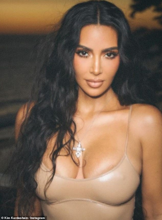 بالنسبة للعشاء، لم تترك كيم سوى القليل من الخيال في مجموعة Bodycon الشفافة وأبرزت قوامها العارض الرشيق في البدلة الجذابة