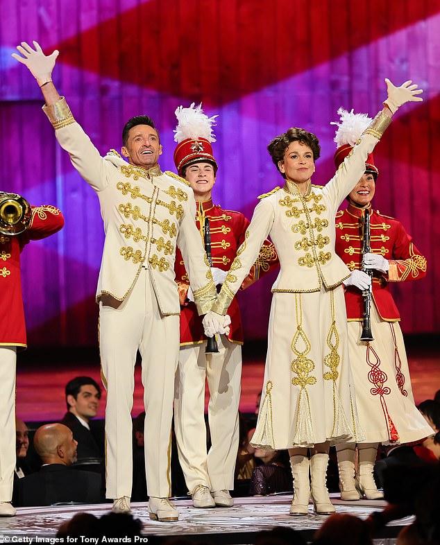 بدأت التكهنات حول علاقة الزوجين في دوائر برودواي بينما كان فوستر يلعب دور البطولة في فيلم The Music Man with Jackman؛ شوهدوا وهم يؤدون في عام 2022 في حفل توزيع جوائز توني