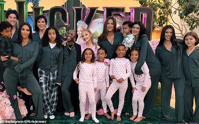 وفي نفس الوقت الذي كان فيه ديفيدسون حاضراً في المباراة، كانت صديقاته السابقات الشهيرات، أريانا غراندي وكيم كارداشيان، يقضين الوقت معاً في منزل نجم الواقع.