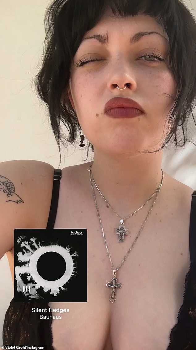 في Instastory المصاحب، تباهى Grohl بأقصى قدر من الانقسام وأعطى الكاميرا غمزة