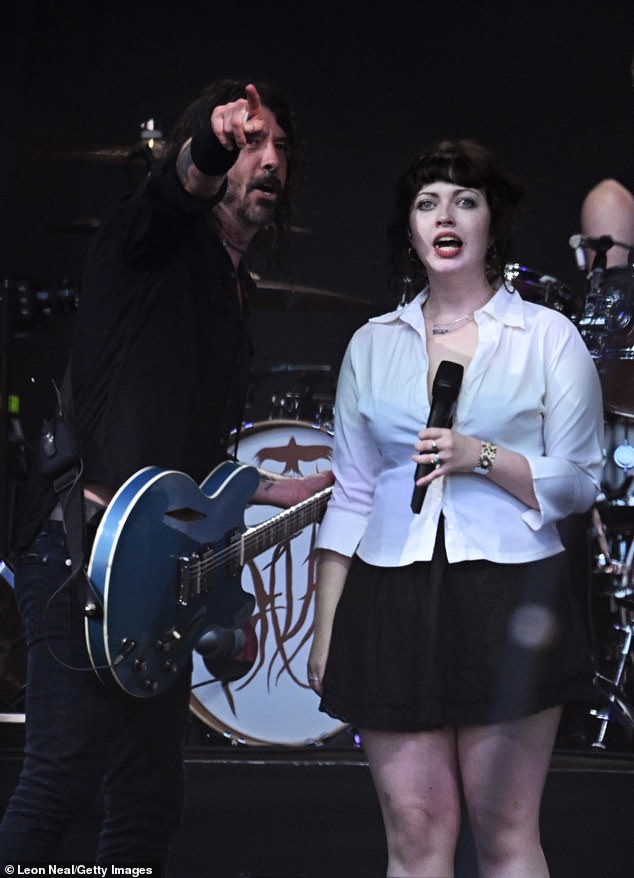 تتبع فيوليت، أكثر من أي من أبنائها، الخطوات الموسيقية للفائز بجائزة جرامي 19 مرة حيث انضمت إليه على خشبة المسرح لتعرض صوتها الغنائي على أغنيات Nirvana وAdele وJeff Buckley وفرقة البانك X.