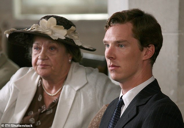 لقد كشفت صحيفة The Sun الآن أن سيلفيا كان لديها أكثر من 1.4 مليون جنيه إسترليني باسمها، وتبرعت ببعض الأموال لمدارس التمثيل والجمعيات الخيرية (في الصورة عام 2008).