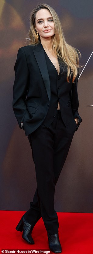 مظهرها الجديد يتناقض مع الأقفال الشقراء المستقيمة الأنيقة التي ارتدتها في الأحداث الأخيرة، مثل مهرجان لندن السينمائي BFI في وقت سابق من هذا الشهر (في الصورة).