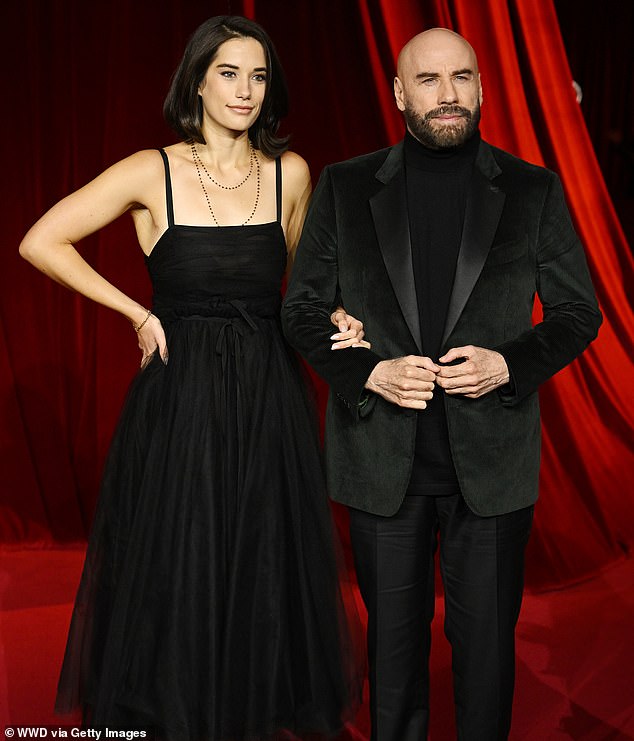 هي إيلا بلو ترافولتا البالغة من العمر 24 عامًا. والدتها كانت الراحلة كيلي بريستون ووالدها هو جون ترافولتا، الذي يظهر في الصورة هنا