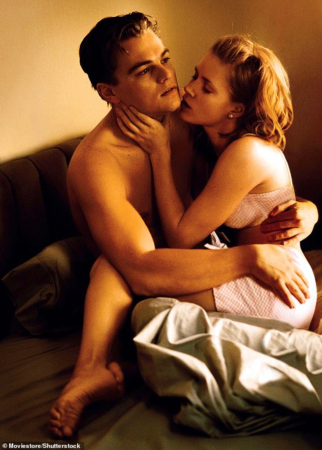 كان أول دور سينمائي كبير لها في فيلم السيرة الذاتية لستيفن سبيلبرغ أمسكني إن استطعت (2002) مع ليوناردو دي كابريو.