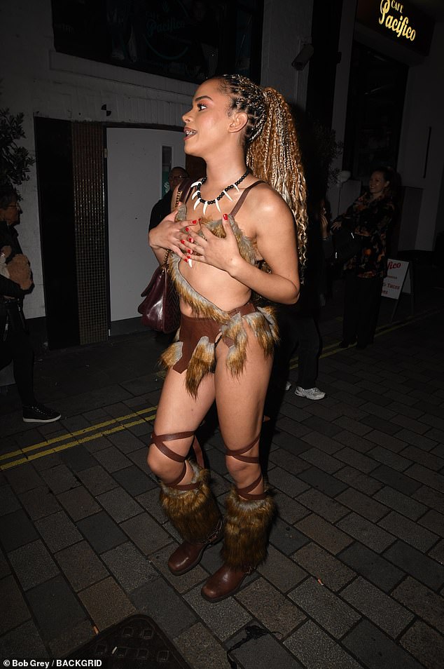 لقد قدمت عرضًا كاشفًا للغاية وفي وقت ما شوهدت وهي تحمي تواضعها أثناء سيرها في الشارع في الحفلة