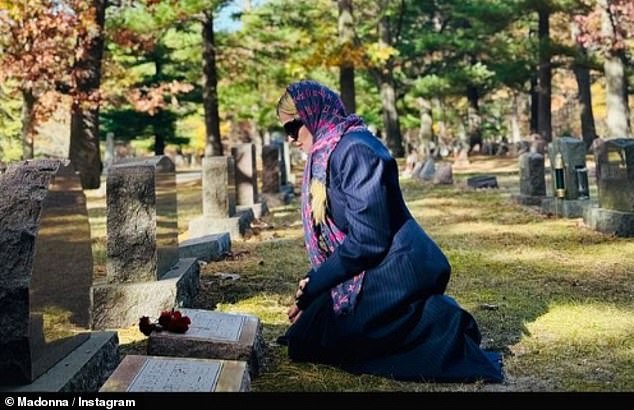 يأتي ذلك بعد أن شاركت مادونا لقطات حزينة من رحلتها إلى المقبرة يوم الجمعة حيث قامت هي وابنتها لورد بزيارة قبري شقيق المغنية الراحل ووالدتهما.
