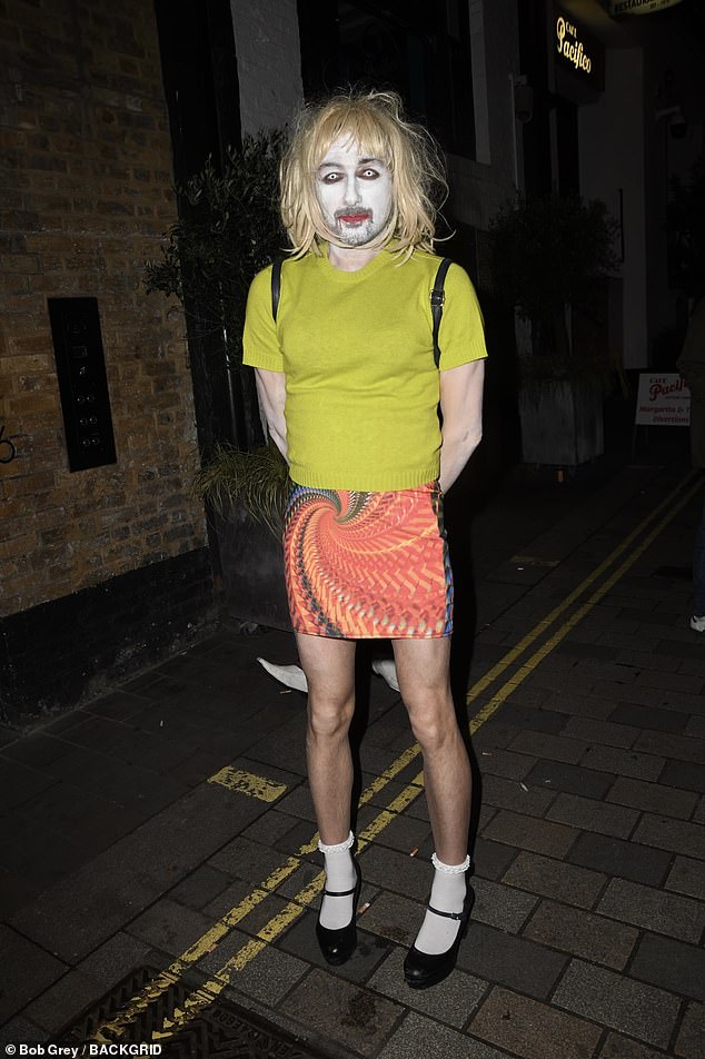 ارتدى Alex Zane مكياجًا مخيفًا للوجه مع تنورة وكعب مخدر