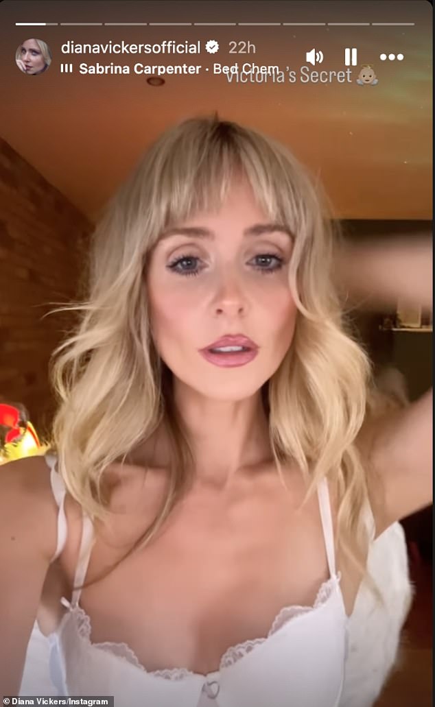 اختارت الجميلة لوحة مكياج ناعمة لتسمح لملابسها بالتعبير عن نفسها وعرضت دبابيسها الملونة بثقة بينما كانت ترتدي زوجًا من الأحذية الفضية ذات الكعب المفتوح من الأمام