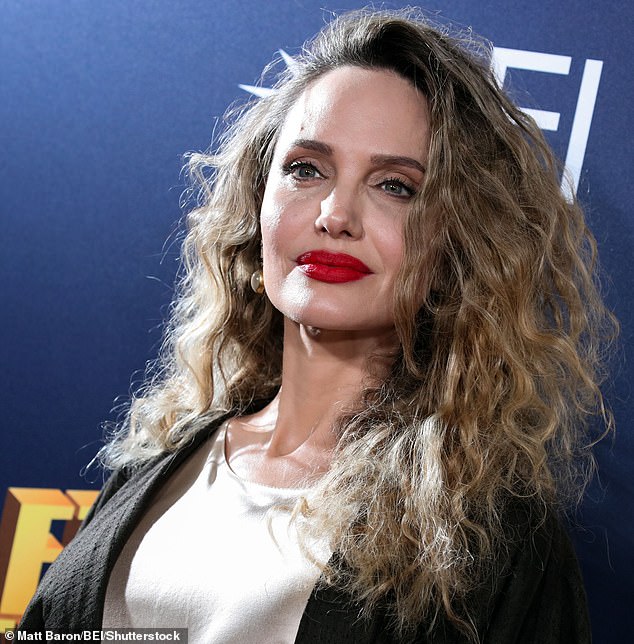 قامت بإبراز شخصياتها المميزة كنجمة سينمائية بطبقة من أحمر الشفاه باللون الأحمر الدموي، وأضافت لمسة من البريق إلى الإطلالة بأقراط من اللؤلؤ