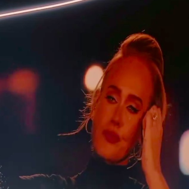 أخبرت أديل جمهورها أنها أصيبت ببكتيريا مائية نادرة خلال إقامتها التي استمرت عشرة أيام في ميونيخ في أغسطس