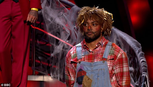 أُجبر نجم JLS JB Gill على الوقوف منفردًا لعرض النتائج المسجلة مسبقًا ليلة الأحد بعد أن انهار شريكه خلف الكواليس بعد اختتام التصوير في العرض المباشر الخاص يوم السبت
