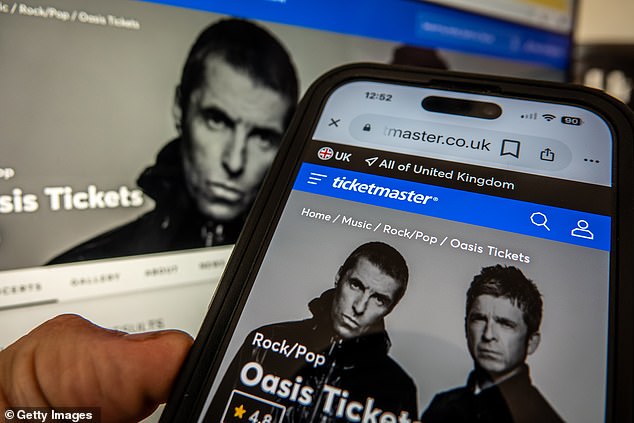 عروض الواحة كما تظهر على موقع Ticketmaster الإلكتروني. وانتقد المشجعون الشركة بعد أن قالت إنها ستبدأ في إلغاء التذاكر المعاد بيعها