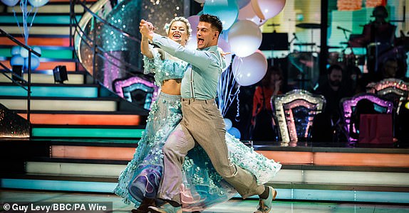 تم حظره حتى عام 2000، السبت 9 نوفمبر، للاستخدام في المملكة المتحدة أو أيرلندا أو دول البنلوكس فقط، صورة منشورة من بي بي سي لتاشا غوري وألجاز سكورجانيك، أثناء التدريب على ظهورهما في العرض المباشر يوم السبت لـ BBC1's Strictly Come Dancing. تاريخ الصورة: السبت 9 نوفمبر 2024. صورة PA. شاهد قصة PA SHOWBIZ بدقة. يجب أن يكون مصدر الصورة كما يلي: Guy Levy/BBC/PA Wireملاحظة للمحررين: ليس للاستخدام بعد أكثر من 21 يومًا من الإصدار. يجوز لك استخدام هذه الصورة دون مقابل فقط لغرض الإعلان أو إعداد التقارير عن برامج هيئة الإذاعة البريطانية الحالية أو موظفيها أو أي مخرجات أو أنشطة أخرى لهيئة الإذاعة البريطانية خلال 21 يومًا من تاريخ الإصدار. وأي استخدام بعد ذلك الوقت يجب أن يتم مسحه من خلال BBC Picture Publicity. يرجى نسب الصورة إلى بي بي سي وأي مصور فوتوغرافي أو صانع برامج مستقل، كما هو موضح في التعليق.