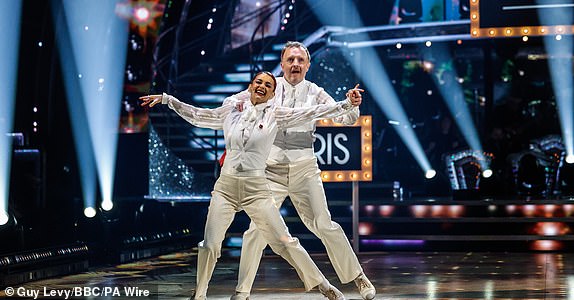 للاستخدام في المملكة المتحدة أو أيرلندا أو دول البنلوكس فقط، الصورة المنشورة من هيئة الإذاعة البريطانية (BBC) لكريس مكوسلاند وديان بوسويل أثناء العرض المباشر يوم السبت لبرنامج Strictly Come Dancing على قناة BBC1. تاريخ الصورة: السبت 9 نوفمبر 2024. صورة PA. شاهد قصة PA SHOWBIZ بدقة. يجب أن يكون مصدر الصورة كما يلي: Guy Levy/BBC/PA Wireملاحظة للمحررين: ليس للاستخدام بعد أكثر من 21 يومًا من الإصدار. يجوز لك استخدام هذه الصورة دون مقابل فقط لغرض الإعلان أو إعداد التقارير عن برامج هيئة الإذاعة البريطانية الحالية أو موظفيها أو أي مخرجات أو أنشطة أخرى لهيئة الإذاعة البريطانية خلال 21 يومًا من تاريخ الإصدار. وأي استخدام بعد ذلك الوقت يجب أن يتم مسحه من خلال BBC Picture Publicity. يرجى نسب الصورة إلى بي بي سي وأي مصور فوتوغرافي أو صانع برامج مستقل، كما هو موضح في التعليق.