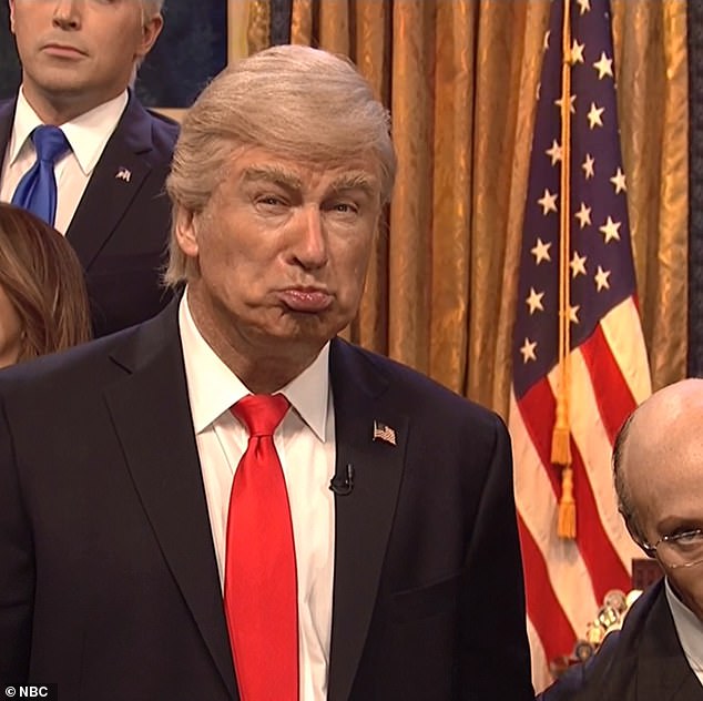 يحمل بالدوين الرقم القياسي لأكبر عدد من مرات استضافة SNL، بعد أن فعل ذلك 17 مرة؛ شوهد في عام 2019 وهو يصنع انطباعًا عن ترامب