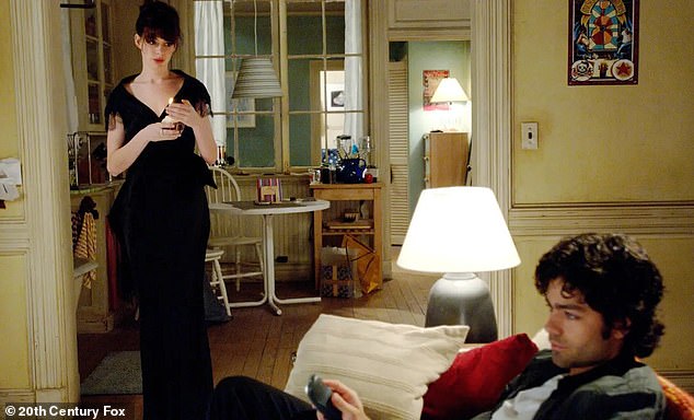 لكن من غير المرجح أن يعرض الجزء الثاني غرينير وهو يعيد تأدية دوره كصديق الطاهي المحبط للصحفي آندي ساكس نيت كوبر.