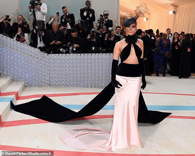 أبهرت لوبيز بفستان مفتوح وجذاب أثناء حضورها حفل Met Gala لعام 2023 في مدينة نيويورك