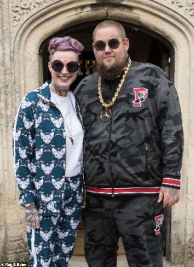 تزوجت المغنية من زوجته السابقة بيث روي في عام 2019 وشعرت 