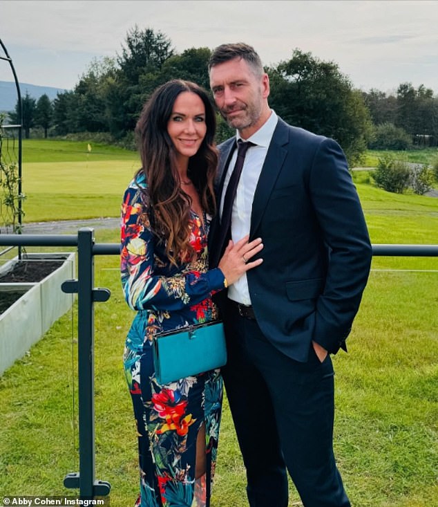 انتقلت زوجة بن السابقة آبي كوهين منذ ذلك الحين مع شريكها ديفيد وارنر