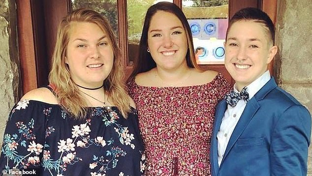 يشارك بناته الثلاث البالغات - تايلور (يمين)، 32 عامًا، أغسطس (يسار)، 30 عامًا، وألي (في الوسط)، 28 عامًا - مع زوجته الأولى ساندي ماهل.