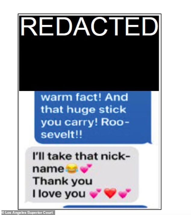 «وهذه العصا الضخمة التي تحملها! رو سيفلت!!' يُزعم أن المدعي كتب في نص منقح ظهر في الدعوى. 