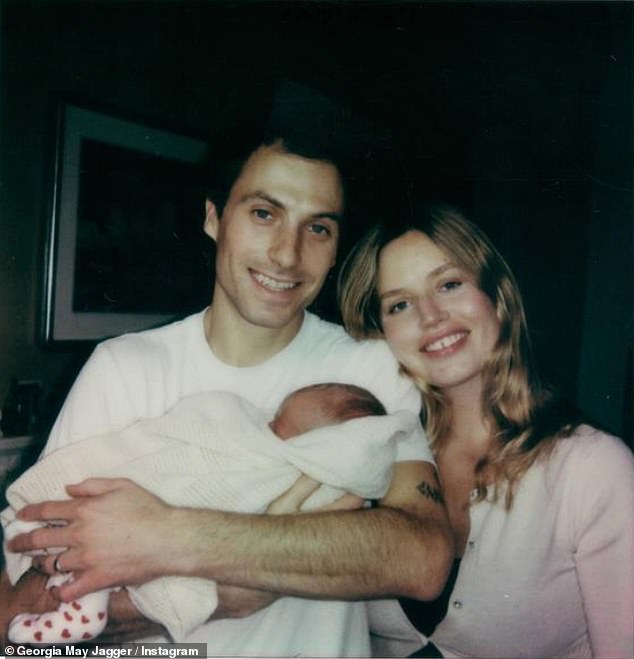 شاركت جورجيا وصديقها المتزلج كامبريان الصور الأولى لطفلهما الشهر الماضي