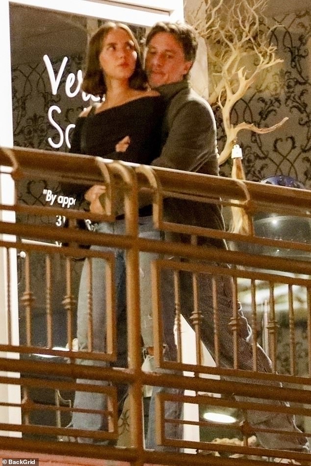 وشوهد براف في موعد عشاء مريح مع مغنية البوب ​​وكاتبة الأغاني فرانسيس الشهر الماضي