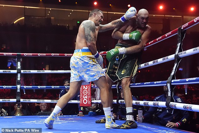 عاقدة العزم على عدم إخبار تايسون عبر الهاتف، أبقت الأخبار سرا حتى عاد إلى المملكة المتحدة بعد المباراة (في الصورة) على الرغم من مناشداته لها بالانضمام إليه في المملكة العربية السعودية.