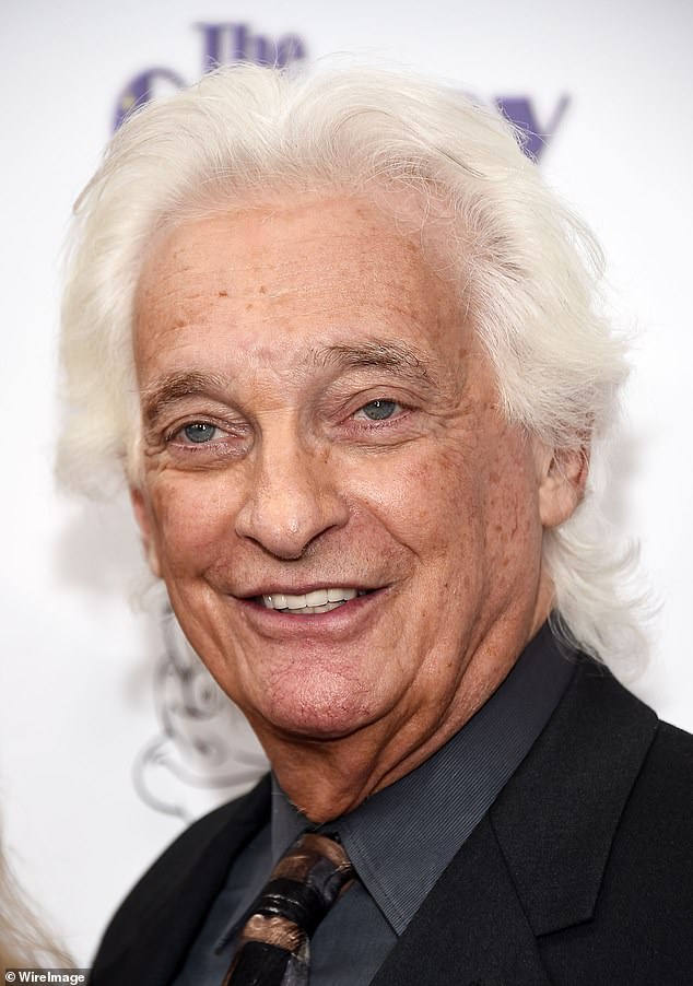 يزعم دايموند، البالغ من العمر 81 عامًا، أن لديه دليلًا يثبت أنه يمتلك في الواقع حقوق سبعة من أساتذة جاينور التسعة، بل إنه شارك في كتابة أغنية 