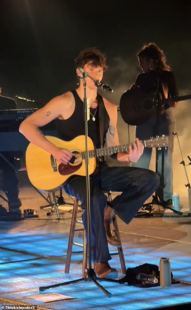 وقال للجمهور: 