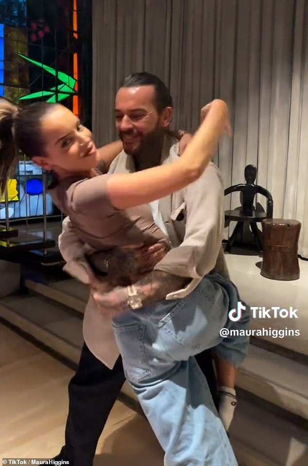 أكدت أيقونة Love Island ونجم Strictly، اللذان تم ربطهما لأول مرة في أغسطس، علاقتهما أثناء تعبئتهما على المساعد الرقمي الشخصي خلال موعد في لندن.