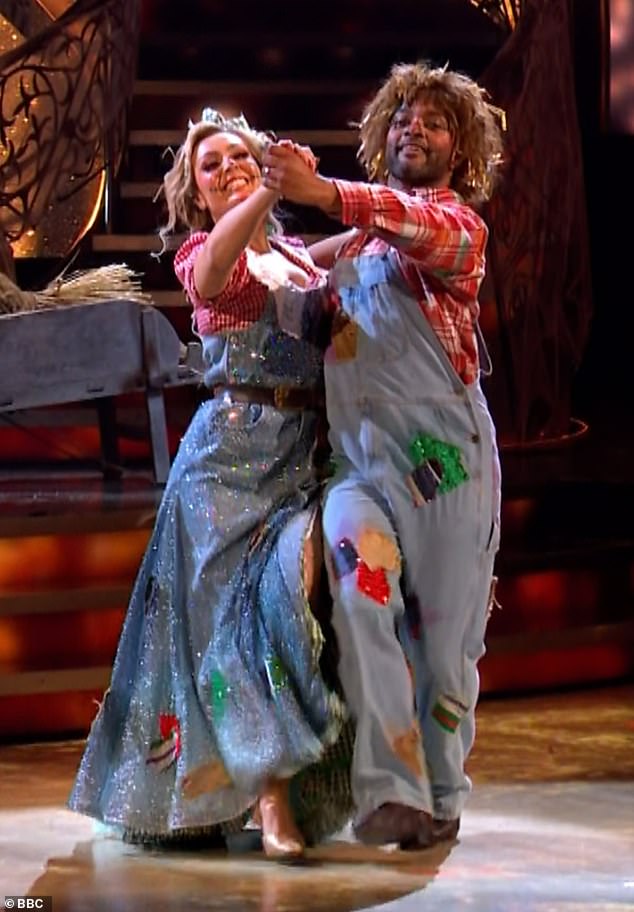 تم منح نجم JLS شريكًا محترفًا جديدًا لأسبوع الأيقونات، بعد نقل إيمي (في الصورة خلال عرض السبت) إلى المستشفى بعد انهيارها خلف الكواليس يوم السبت.