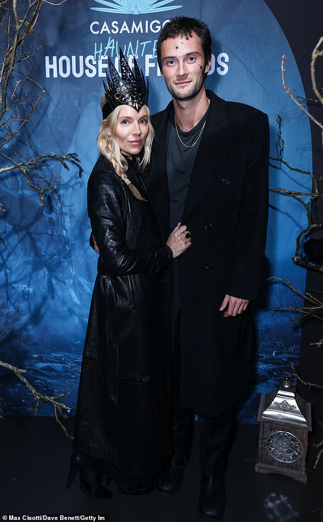 وارتدت عارضة الأزياء والممثلة سيينا الزي المثير للغاية مع تاج أسود بينما كان صديقها أولي جرين، 27 عامًا، مغطى بالعناكب المزيفة.