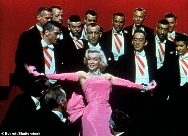 مظهرها في الهالوين مستوحى من فستان مارلين الوردي الشهير، الذي ارتدته في فيلم Gentlemen Prefer Blondes عام 1953 (في الصورة)