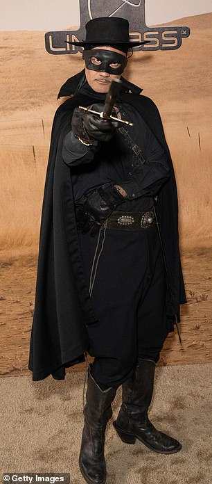 وفي الوقت نفسه، بدا تايكا، البالغ من العمر 49 عامًا، رائعًا عندما ظهر في شخصية المنتقم المقنع الذي ابتكره الكاتب الأمريكي جونستون ماكولي.