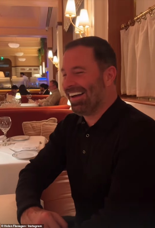 في قصصها على Instagram، شاركت هيلين مقطعًا وهي تضحك أثناء الاستعداد مع روبي في غرفتهما بالفندق قبل الانضمام إلى الأصدقاء في مطعم فاخر