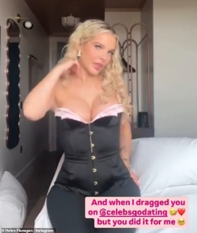 المذهلة، التي واجهت رد فعل عنيف بعد اعترافها بأن لديها صديقًا سريًا بالفعل على الرغم من ظهورها في Celebs Go Dating، أكملت ملابسها ببنطلون يعانق قوامها وصممت خصلات شعرها الشقراء على شكل أمواج فضفاضة.