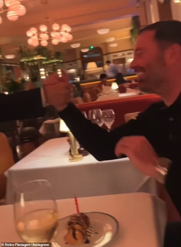 كما ارتدى صبي عيد الميلاد روبي ملابس سوداء للنزهة ولم يتمكن من مسح الابتسامة عن وجهه عندما تفاجأ بحلوى كاملة مع شمعة