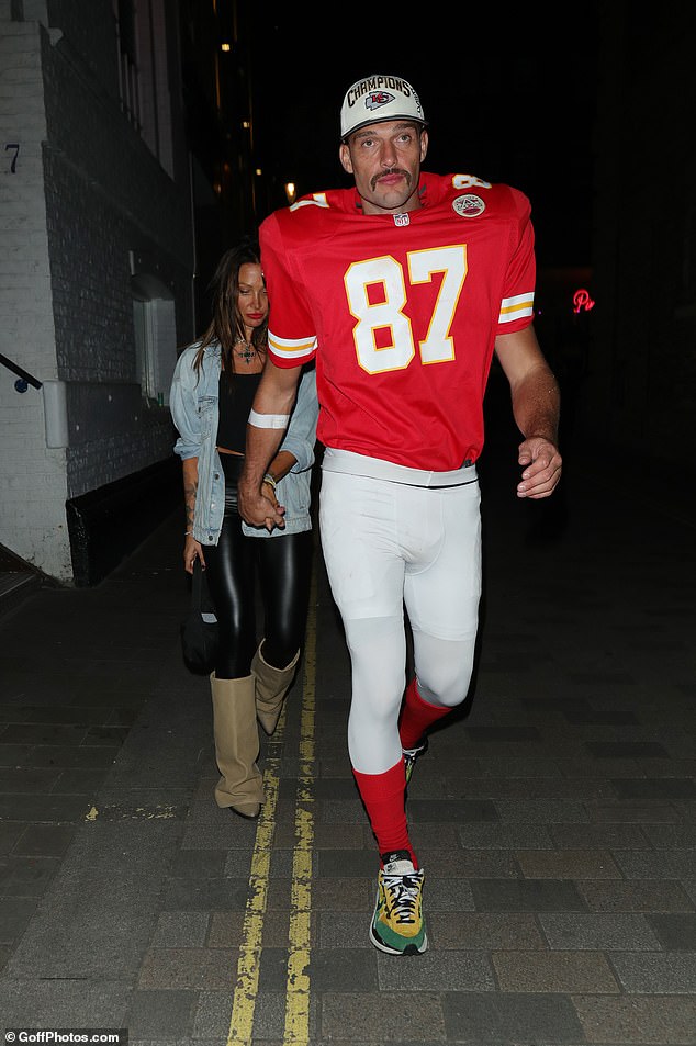 اختار Teasdale فستانًا أسودًا مقصوصًا وبعض السراويل الجلدية الضيقة