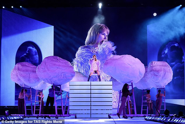 قرب نهاية العرض، اندفعت إلى الملعب المليء بمعجبيها وتحدثت عن اختتام جولتها في إنديانابوليس