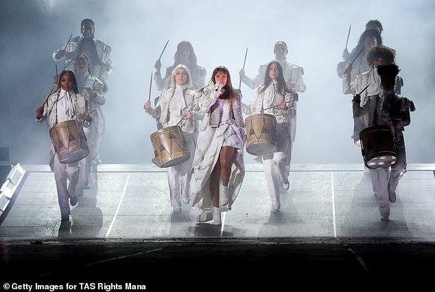 أثناء أداء TTPD، ألقت سترة الفرقة الخاصة بها فوق فستانها