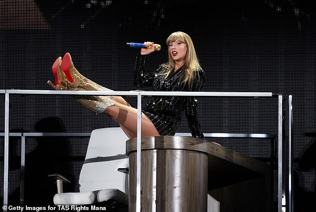 أثناء أداء الرجل، ارتدت سترة سوداء مغطاة بالترتر بتصميم مخطط فضي